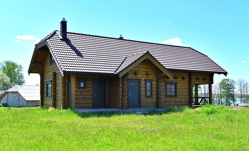 NAUJOS STATYBOS SODYBA MOLĖTŲ RAJONE, ANT STIRNIŲ EŽERO KRANTO