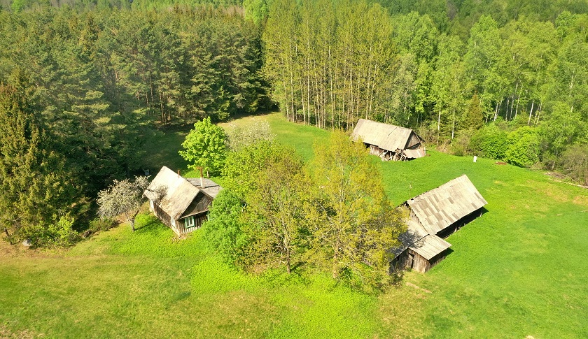 AUTENTIŠKA KAIMO SODYBA — VIENKIEMIS PUŠYNŲ APSUPTYJE ŠALIA GRAŽAUS ZADUOJO EŽERO ZARASŲ RAJONE