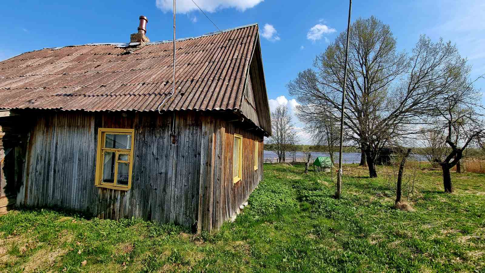 SODYBA ANT ŽUVINGO SVIRKŲ EŽERO KRANTO IGNALINOS RAJONE, SVIRKŲ KAIMELIO PAKRAŠTYJE