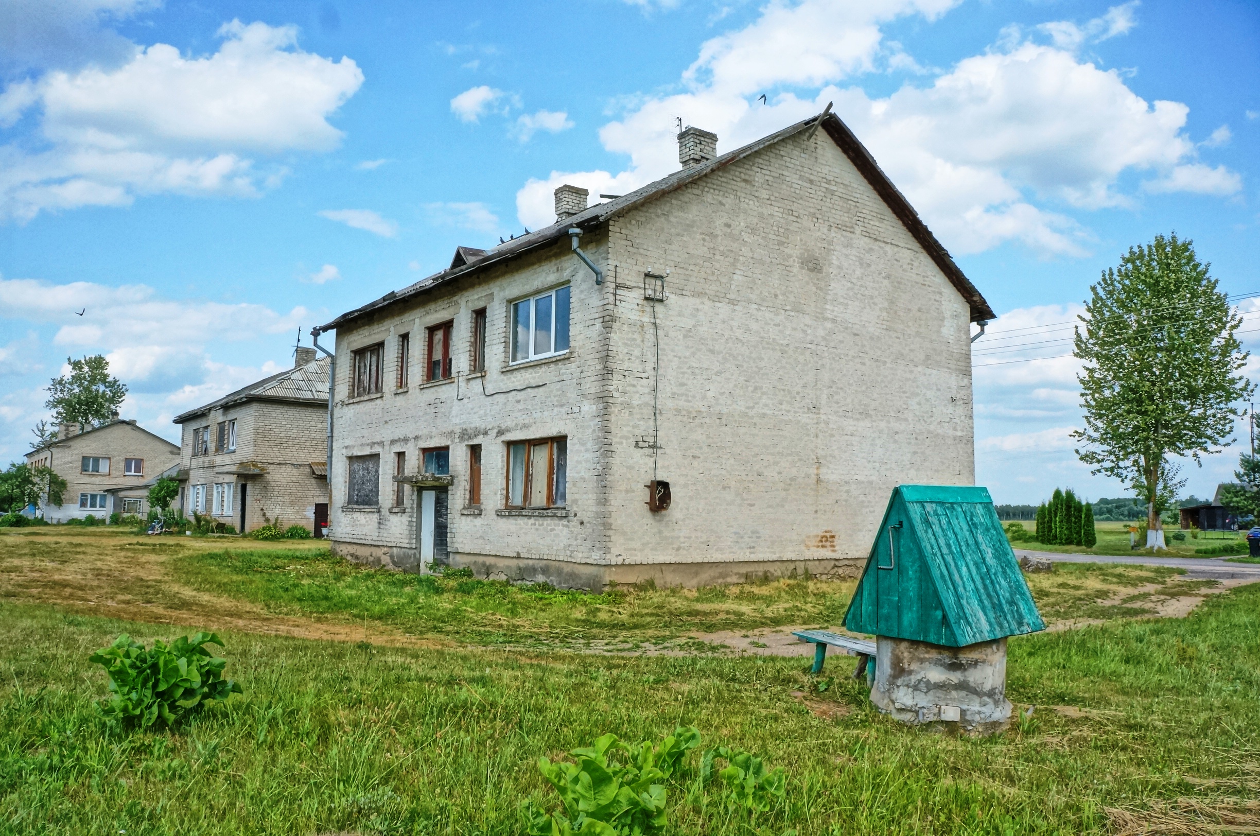 BE PATOGUMŲ, 2 KAMBARIŲ BUTAS IGNALINOS RAJONE, MEIKŠTŲ KAIME, PLYTINIO NAMO ANTRAME AUKŠTE IŠ DVIEJŲ